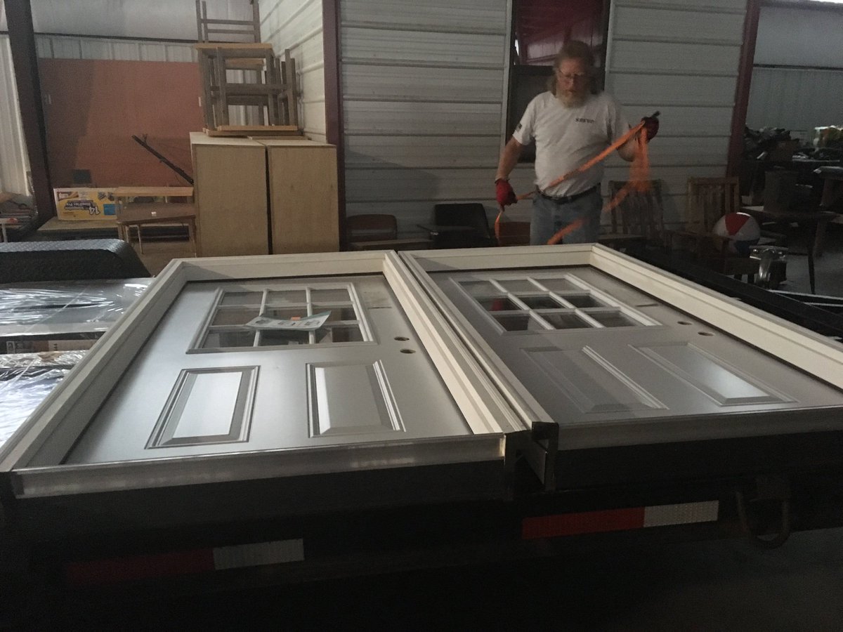 SSSVPInc's tweet photo. Early morning loading trailer!! Windows and doors going up!! #choosetoserve #believeinthemission #onehomeoneveteranatatime https://t.co/sdPkZCs6ve