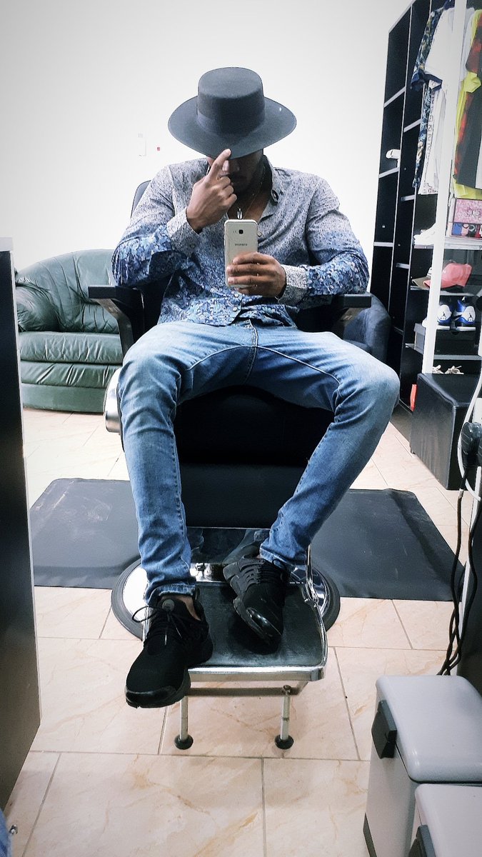 Degreebarber's tweet photo. Do you know me? No you Don't?... Well then here I am. I am the barber in a hat. They call me the @Degreebarber.

Have you tried my clippers yet? If not please ask @benbo_gbu @FuseODG and @FeliNuna (the present day azumanelqueen) how it feels like.

#degreesheet https://t.co/qfRxaIgqZy