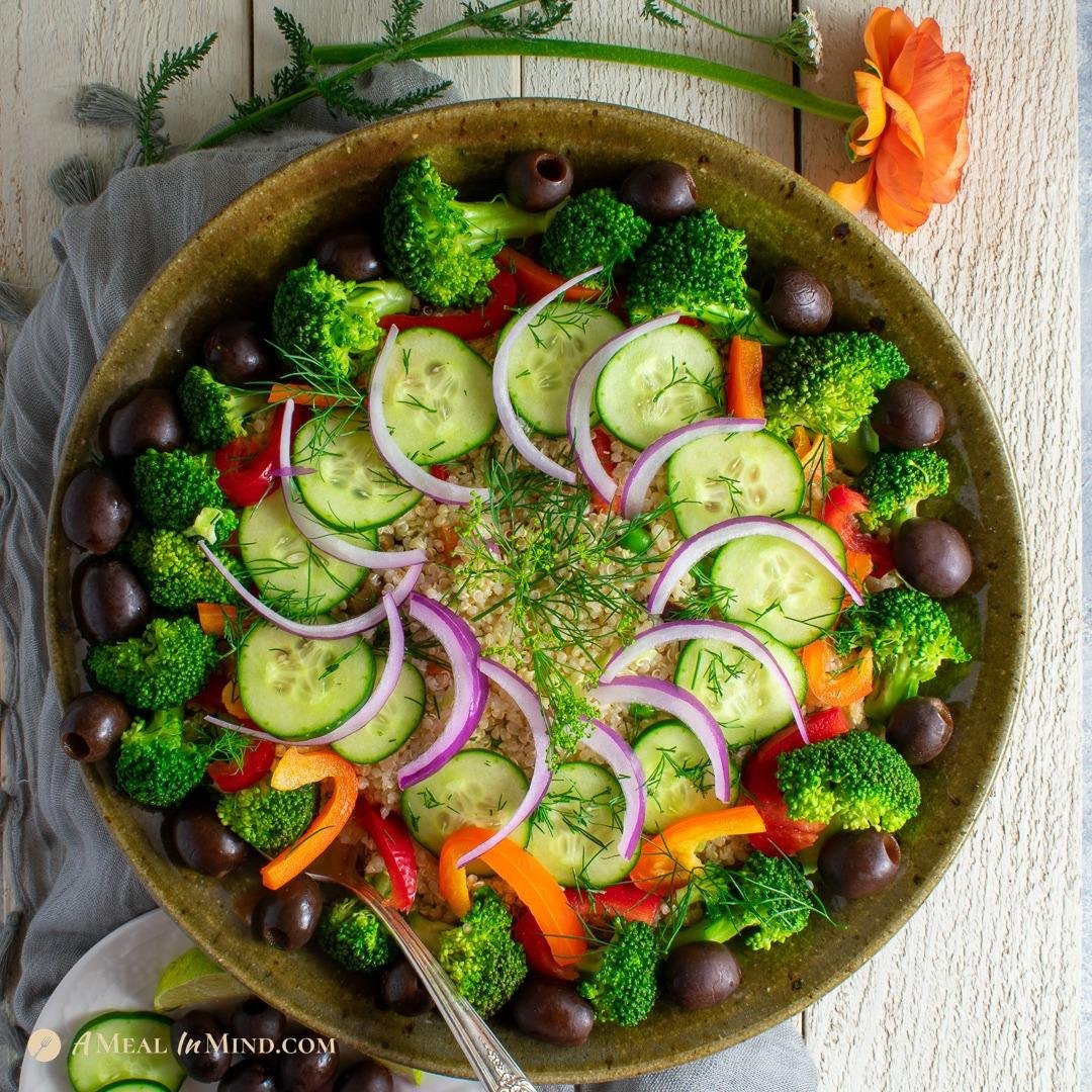 amealinmind's tweet photo. This is a tasty and fun salad to take to a potluck. It looks fancy and everyone can eat it, because it's gluten-free and vegan. https://t.co/0REPcNRDHd https://t.co/oI5RtDC7tM