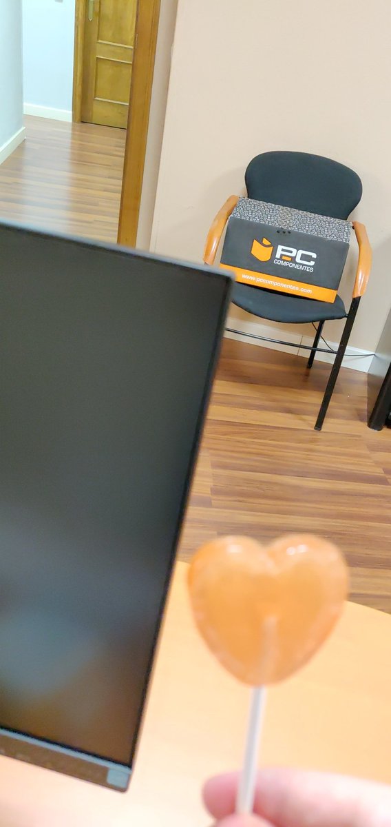 Qastusoft's tweet photo. Gracias @pccomponentes 
Envío rapidisimo, monitor de 24" espectacular y la piruleta buenísima 😋 https://t.co/zSEb6rGfyZ