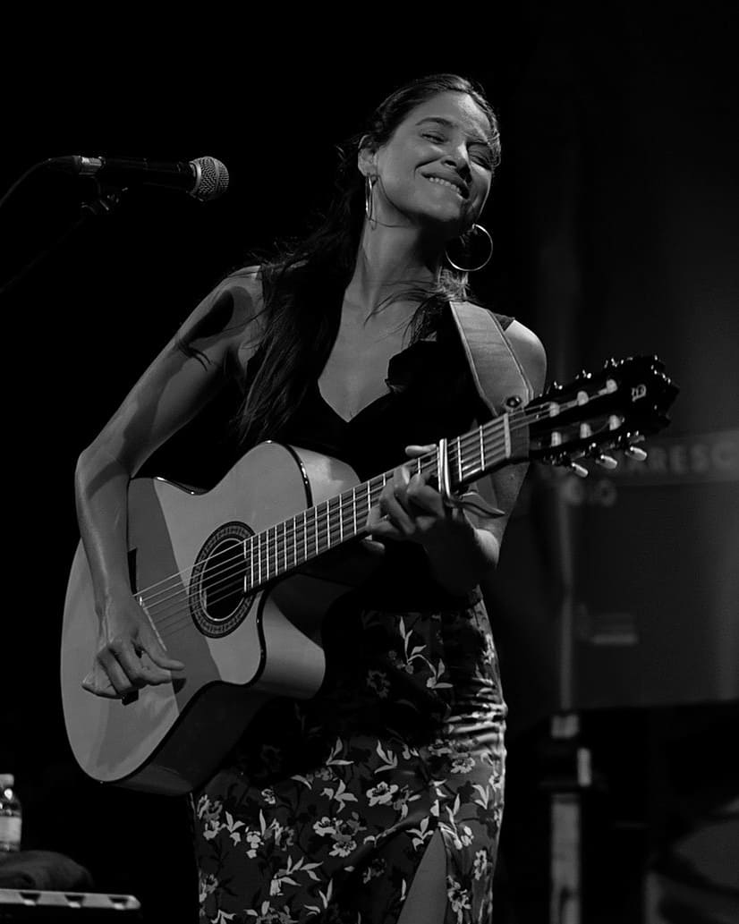entredosmaresct's tweet photo. Qué bien lo pasamos en la edición cero con la actuación de @georginamusica ✨ Preciosas fotos de @CharlieBalibrea  📸 #ShoppingNight2019  #ACOBE https://t.co/VkGoAx9L5W