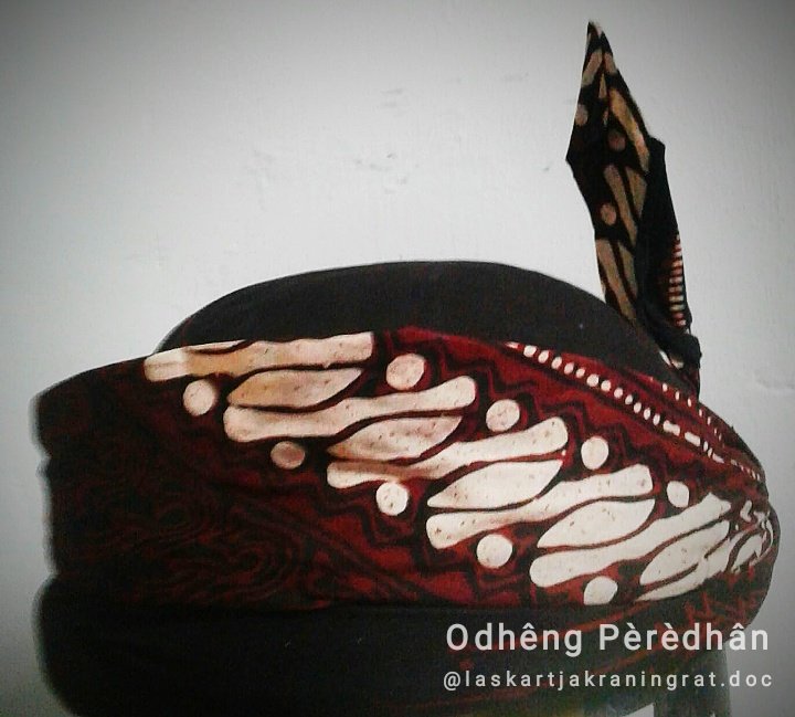 LaskarTjakra's tweet photo. Jenis yang seperti ini disebutnya #OdhêngPèrèdhân yang memakai adalah kaum priyayi yang masih perjaka atau belum kawin... Sekarang sudah bisa dipakai oleh Masyarakat Umum kebanyakan yang bukan priyayi... 👍✍️☝️

#LaskarTjakraningrat 
#Merawat #Nusantara 
#Menjaga #NKRI https://t.co/hdDf1nzBnb
