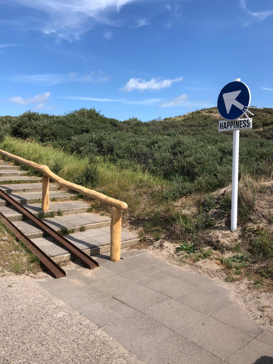 dedeining's tweet photo. Vanaf de parkeerplaats 🚗🚙🚕in #Castricum aan #Zee kun je nu veel makkelijker naar Deining met een #kinderwagen, #bolderkar of als je minder valide bent. PaanZEE heeft daarvoor op de oostelijke trap naar het #strand🏖️ dubbele rails en een trapleuning aangebracht. https://t.co/UtPe0jZHkB
