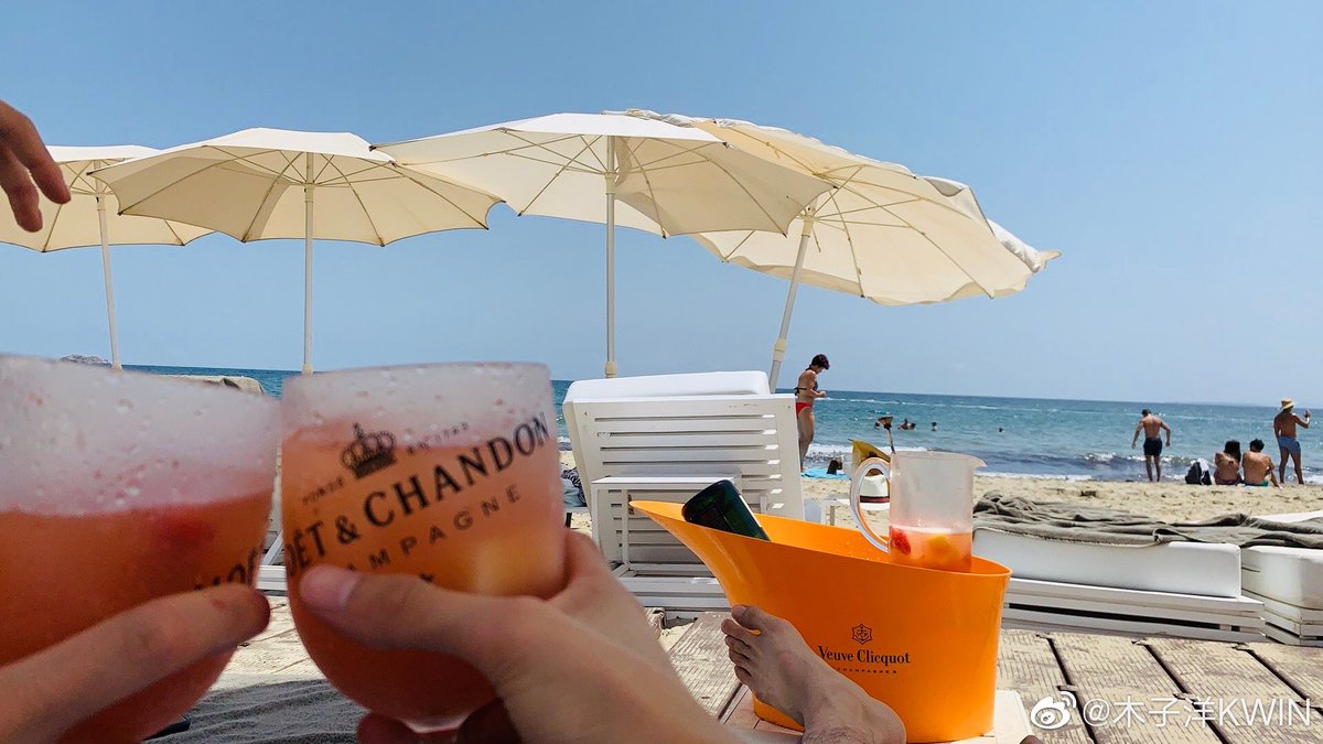 -뭐해?
-스시 먹고있어