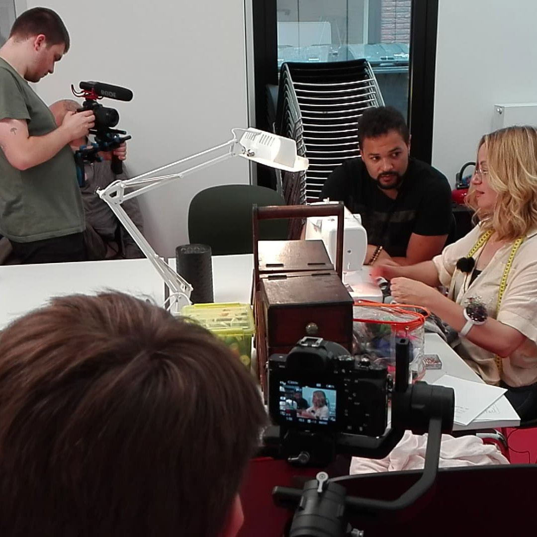 ViesTransition's tweet photo. Nous avons fini le tournage sur le Repair Café d'Anderlecht ;-) 📽 

Qu'est-ce qu'un Repair Café ? C'est un lieu où des bénévoles essayent de réparer vos objets 🔎 🛠 c'est aussi des rencontres ac des gens de votre commune autour d'un café ou d'une tarte ☕🥧 

#VET #RepairCafé https://t.co/1R4GeKMw6G