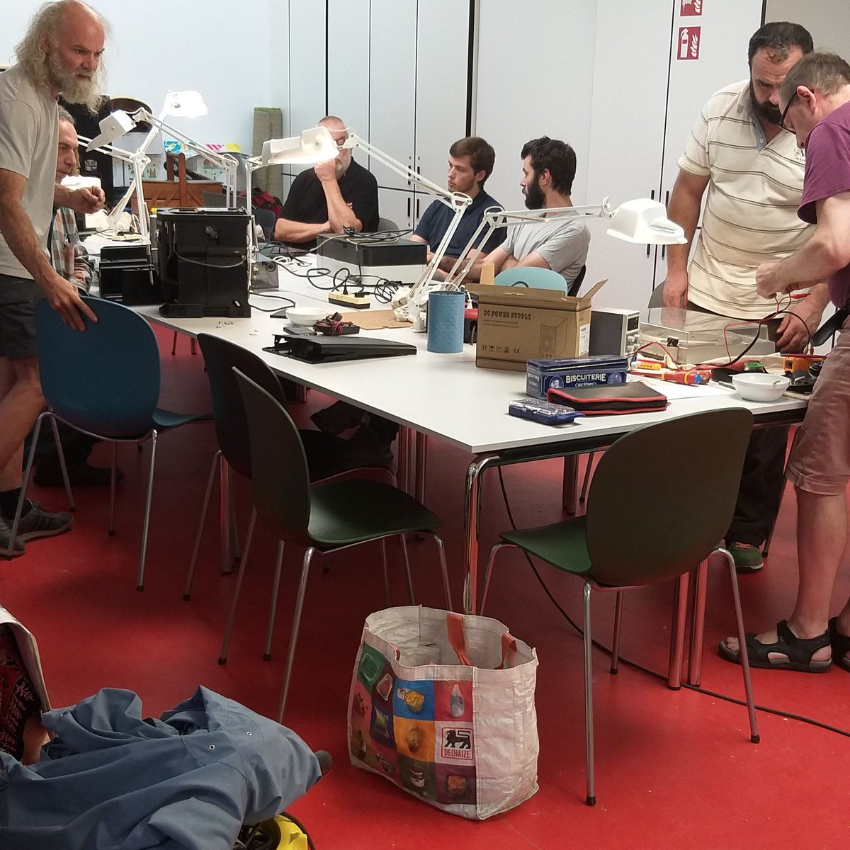 ViesTransition's tweet photo. Nous avons fini le tournage sur le Repair Café d'Anderlecht ;-) 📽 

Qu'est-ce qu'un Repair Café ? C'est un lieu où des bénévoles essayent de réparer vos objets 🔎 🛠 c'est aussi des rencontres ac des gens de votre commune autour d'un café ou d'une tarte ☕🥧 

#VET #RepairCafé https://t.co/1R4GeKMw6G
