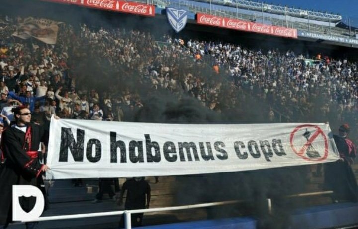 cuervosliniers's tweet photo. Cuando te sientas mal recordá que un hincha de Vélez alquiló un disfraz de sacerdote para ir a la cancha. https://t.co/0AEmkCszBK