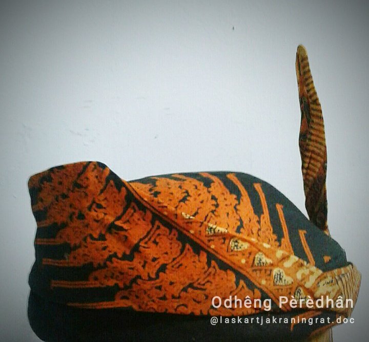 LaskarTjakra's tweet photo. Jenis yang seperti ini disebutnya #OdhêngPèrèdhân yang memakai adalah kaum priyayi yang masih perjaka atau belum kawin... Sekarang sudah bisa dipakai oleh Masyarakat Umum kebanyakan yang bukan priyayi... 👍✍️☝️

#LaskarTjakraningrat 
#Merawat #Nusantara 
#Menjaga #NKRI https://t.co/g0HiVXmLqG
