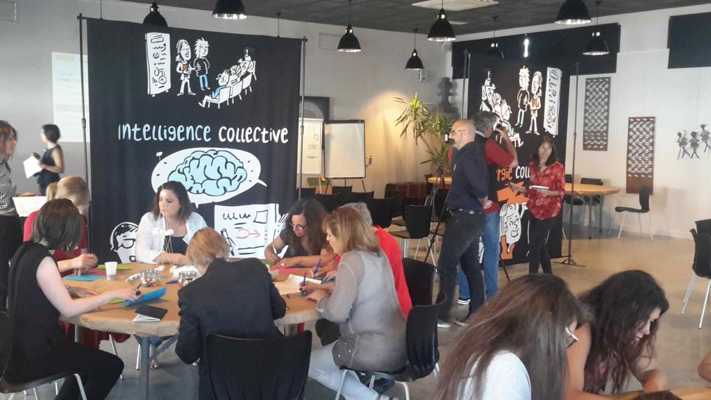 Le maintien à domicile, un secteur qui rencontre des difficultés de #recrutement. Alors comment rendre ces métiers plus attractifs ? Une piste : faire participer les aides à domicile à l’organisation du service. Retour sur la session de @poleemploi_LAB > bit.ly/2TqyYTC