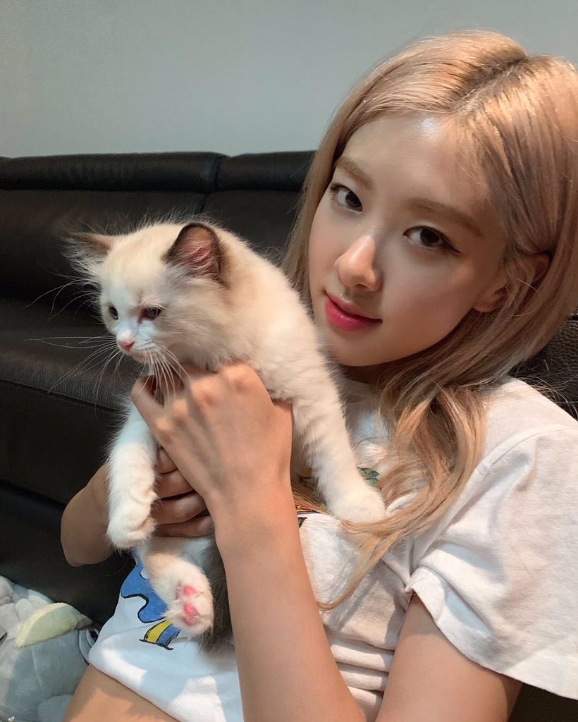 GG4_EVAAA's tweet photo. ROSÉ  with Lily #Rosly #Chealisa #ROSÉ https://t.co/ej5XPEKMj9