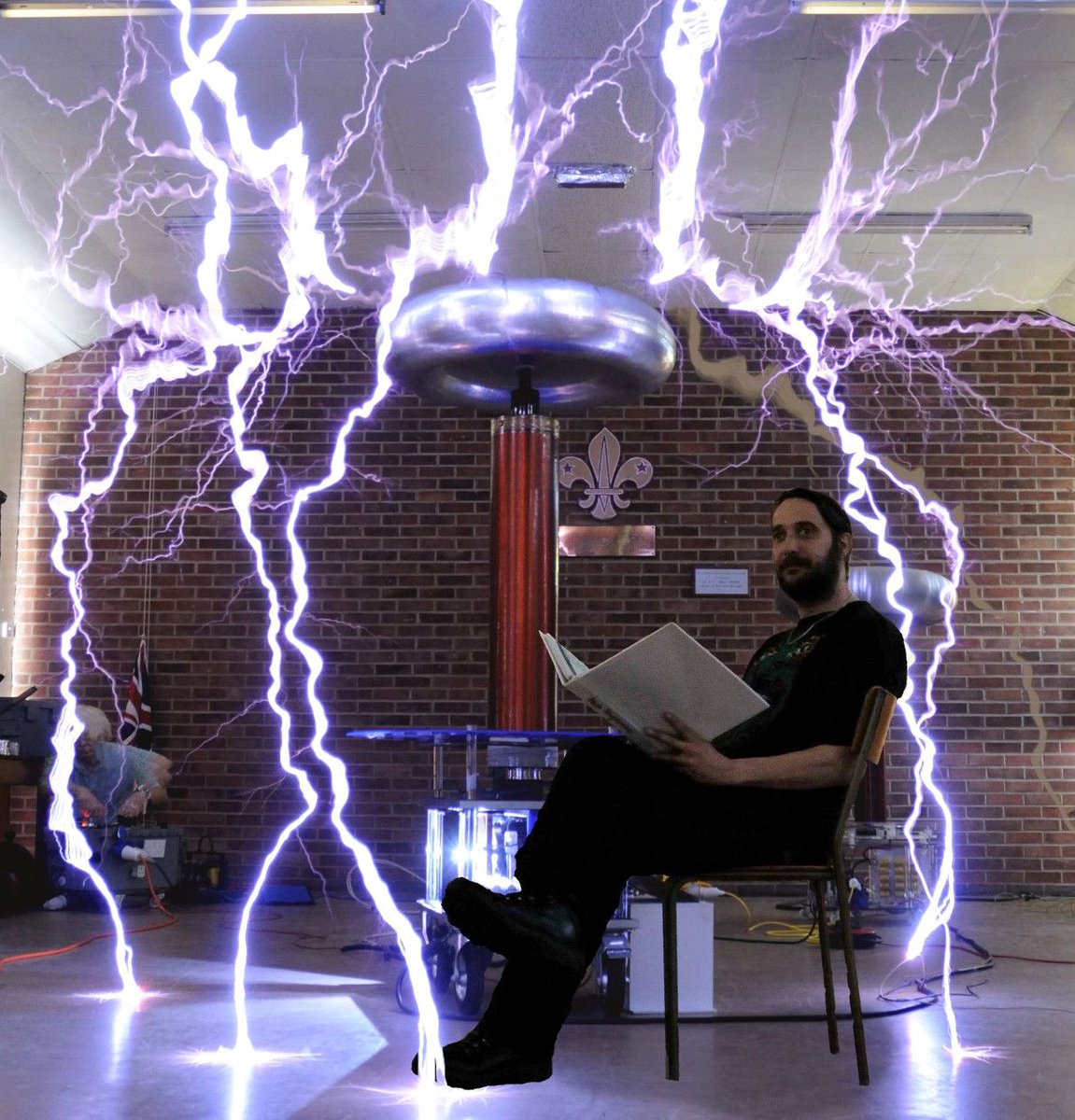 wutheringbytes's tweet photo. An Introduction to Tesla coils (demo + talk!) with @ExtElec at Festival Day on 30/08.
https://t.co/lJQbvrMRl1
#teslaCoil #highVoltage #extremeElectronics https://t.co/y0XIR6pt5l