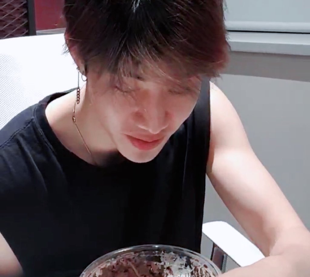 priknotpig's tweet photo. พิจ๋า แขนเป็นอะไรอ่าาจ้ะ
อ๋อ แขนเป็นฟออ~งู้ยยยยยยยย https://t.co/Kjd2zGyw42
