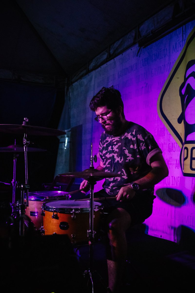 resistenciaorgn's tweet photo. Muito obrigado a todos que colaram no PEGA Caxias nesse último sábado e um agradecimento especial as bandas @starosabxd, Mirrors Room, Códon e @novezeronove. Sigam as bandas, ouçam as músicas e apoiem a cena local. A luta continua! 🔥👽🛸

📸@yasdalzy https://t.co/P5R097uPuT