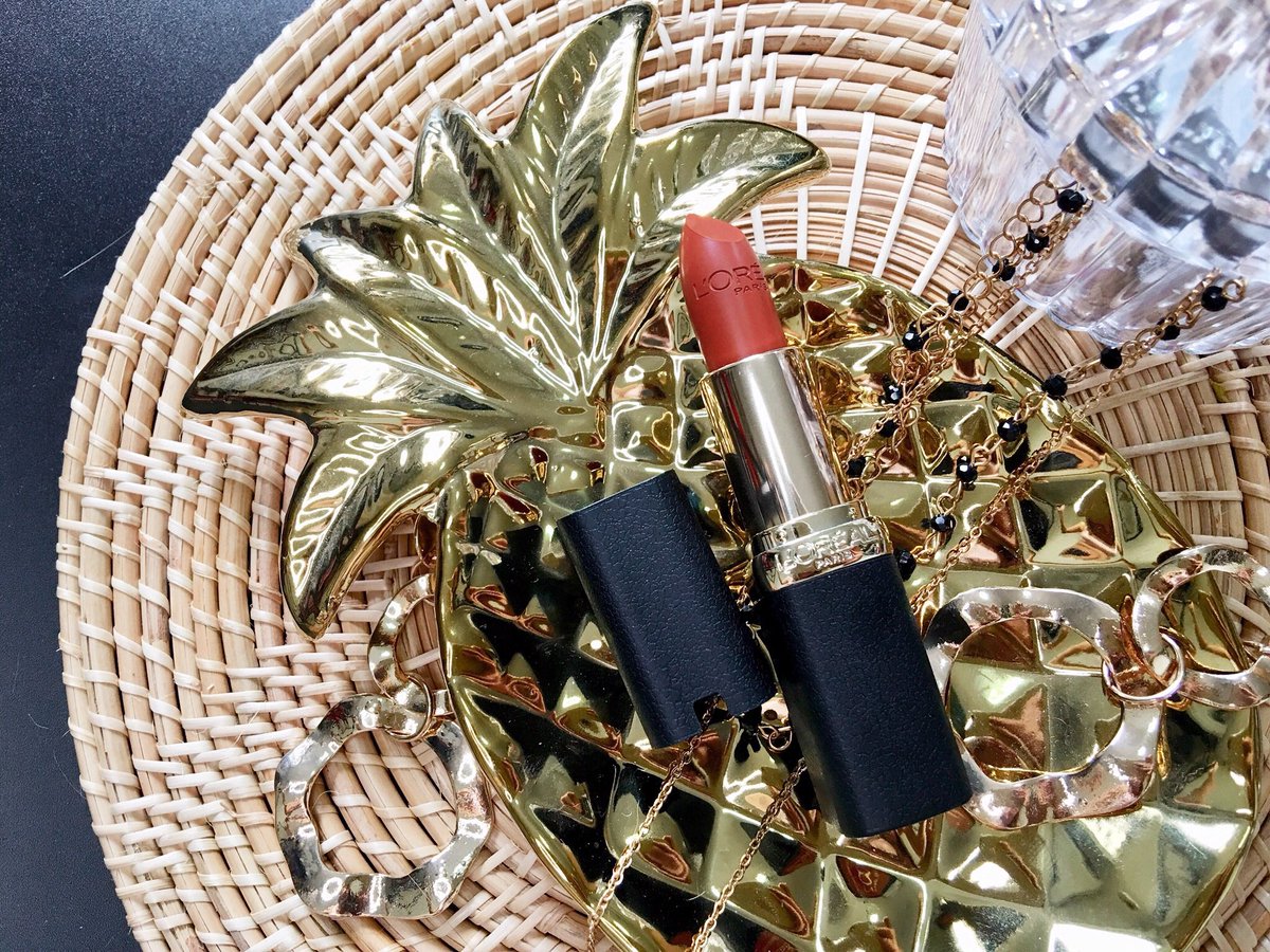 sabaisri's tweet image. ลอรีอัล ปารีส แมท ออกสีใหม่10สี เป็นโทนส้มอิฐ สีสวยมากๆ สีที่เราหยิบมารีวิว คือ No.302 สีส้มอมแดงนิดๆ เห็นเค้าบอกรุ่นนี้เป็นเนื้อแมท แต่พอทาจริงๆแล้วปากไม่แห้งเลย ออกแนวซาตินหน่อยๆ จะทาแบบfull lips หรือจะ blend ก็สวย!! แพ็คเกจหรูหราสุด ราคา249฿ #ColorRiche #LaBrick #LorealParisTH