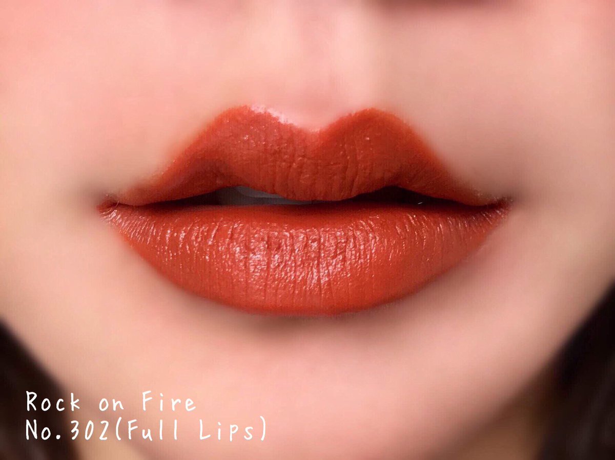 sabaisri's tweet image. ลอรีอัล ปารีส แมท ออกสีใหม่10สี เป็นโทนส้มอิฐ สีสวยมากๆ สีที่เราหยิบมารีวิว คือ No.302 สีส้มอมแดงนิดๆ เห็นเค้าบอกรุ่นนี้เป็นเนื้อแมท แต่พอทาจริงๆแล้วปากไม่แห้งเลย ออกแนวซาตินหน่อยๆ จะทาแบบfull lips หรือจะ blend ก็สวย!! แพ็คเกจหรูหราสุด ราคา249฿ #ColorRiche #LaBrick #LorealParisTH