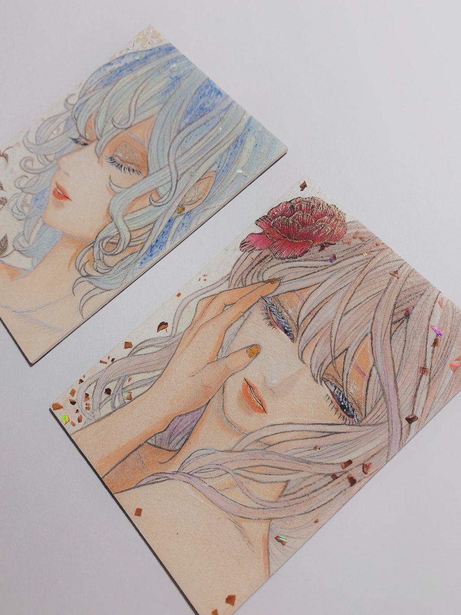 ATCに水晶や貝の粉で描きました❄?上川組は色素薄そうで涼しい画面が似合いそう… 