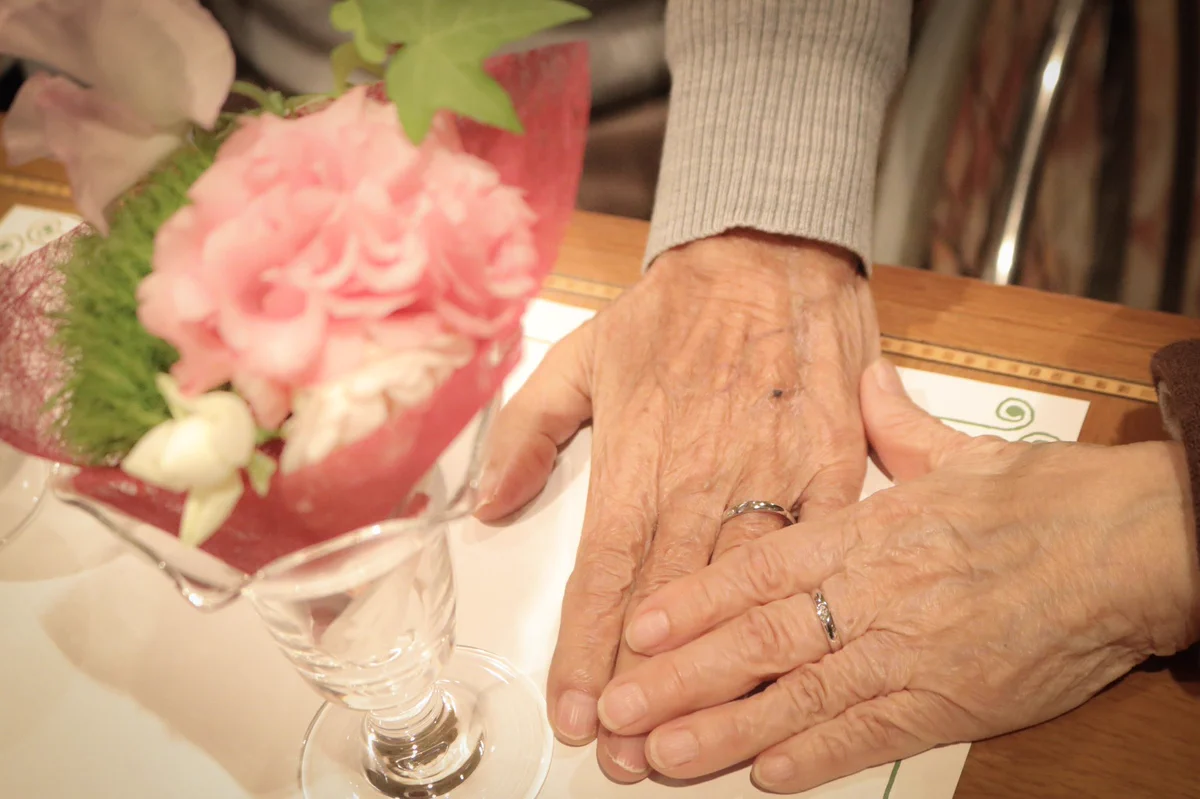 結婚60周年を迎えたときにおじいちゃんからおばあちゃんへのプレゼントが素敵すぎる！！