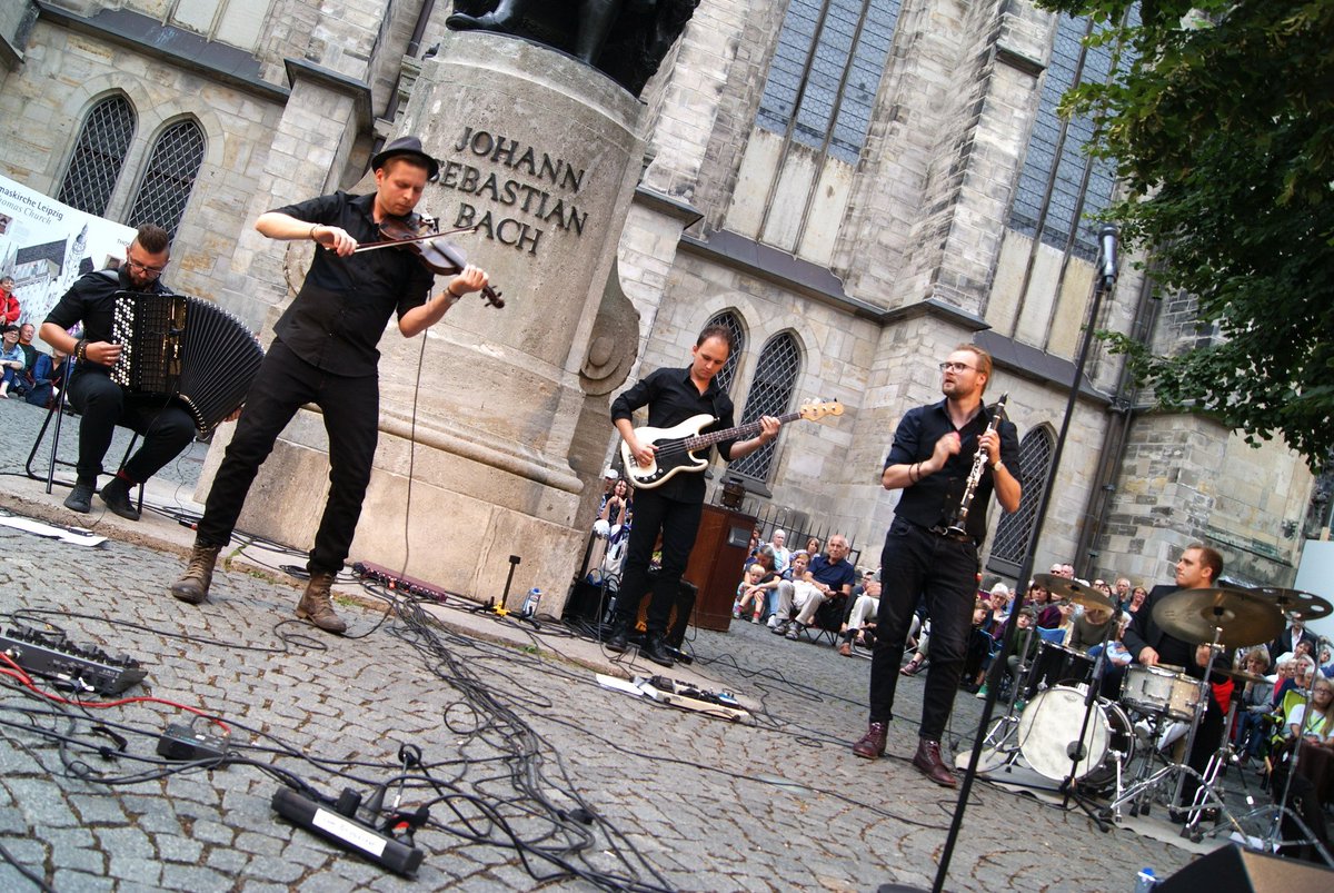 PLInst_Leipzig's tweet photo. #Neoklez am #Bachdenkmal in #Leipzig ein Abend, an den man sich gern erinnert... es war ein #fulminantes #Konzert! Danke an #NEOKLEZ sowie an Peter #Zimmer und sein Team! https://t.co/P78SakO0vl
