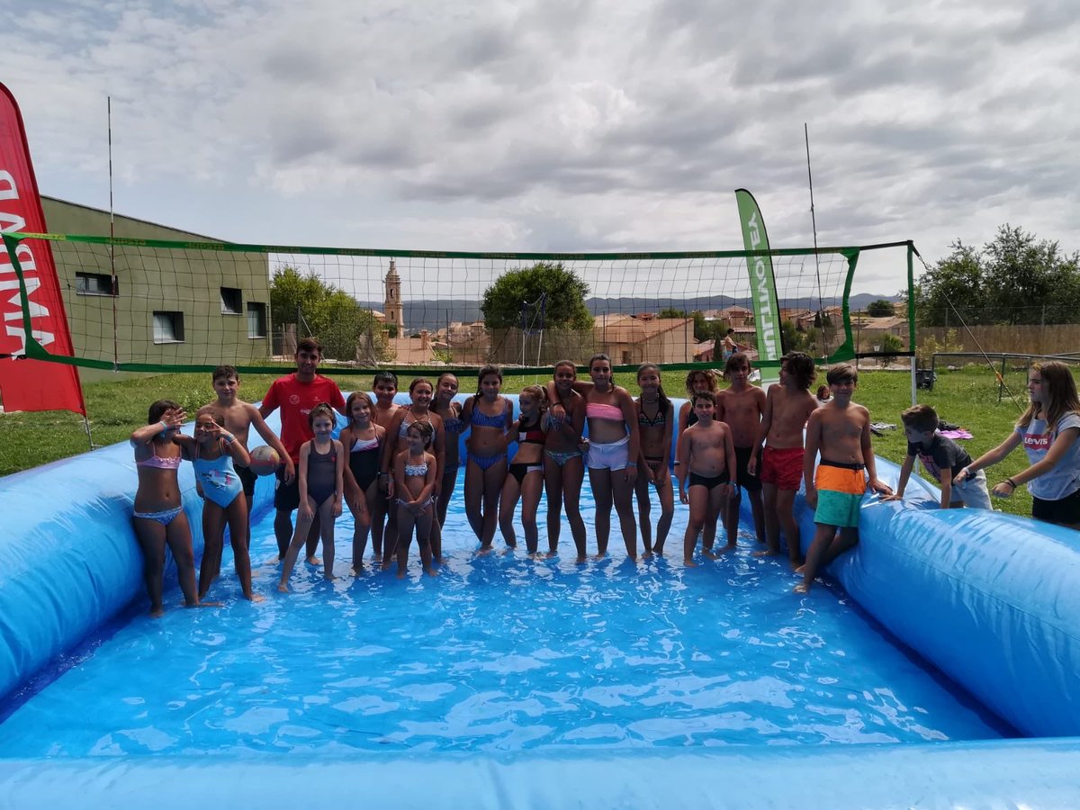 watervoley's tweet photo. Gran jornada de #Watervoley en #Aguaviva!!! Turno para los más pequeños!!! Aún estas a tiempo de participar!! a partir de las 16:30 horas en las piscinas!! NO TE LO PIERDAS #WatervoleyAguaviva #Multivoley2019 https://t.co/qC1gWX0WKr