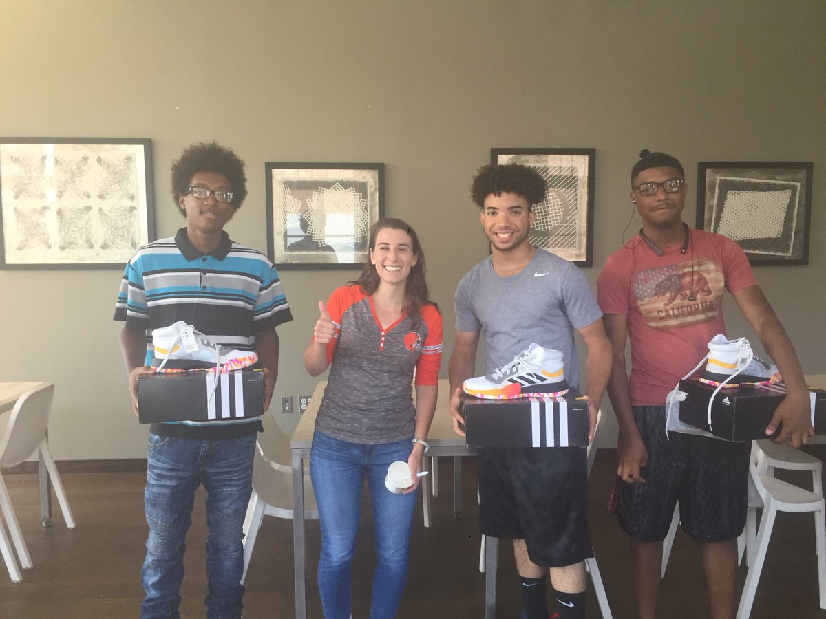 kidsof216's tweet photo. No back-to-school jitters for our student cohort that returned to @CLEMetroSchools yesterday thanks to @NFL @AZCardinals player @AndyIsabella5 providing awesome new kicks and school supplies!!! We are #workready 🧰🛠 #kidsof216 #weareCLE #VocEd https://t.co/HhYYkG7vkj