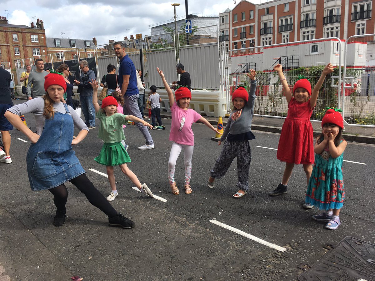 WonkyTableTC's tweet photo. Check out the stunning 🍓 of #Marylebone! What a wonderful way to close our STRAWBERRY SEASON series of workshops. Thank you to all the 🍓 we met this summer and to @Londonfarmers for letting us play in your incredible market spaces! https://t.co/exEfh1ESOg