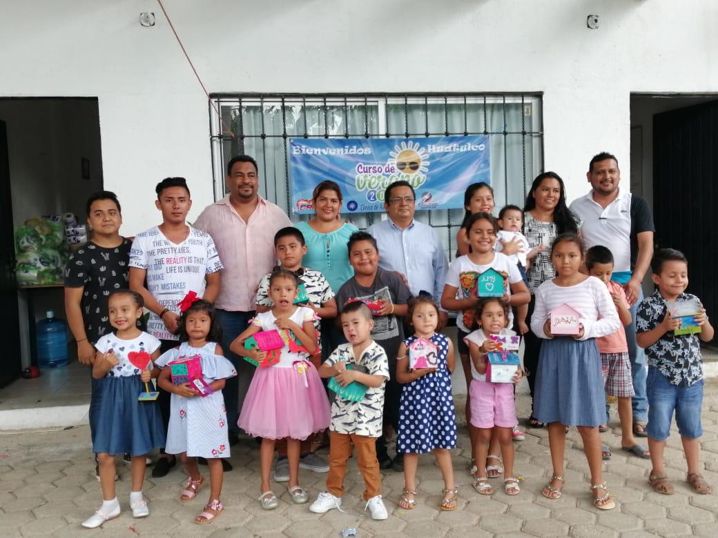 aragonhuatulco's tweet photo. En días pasados @IniciativaHux junto a la @CROC_Nacional y @canirac entregamos constancias y regalos a los niños que con gusto se inscribieron al curso de verano! #Huatulco #ProyectandoValores https://t.co/AzRKph632R