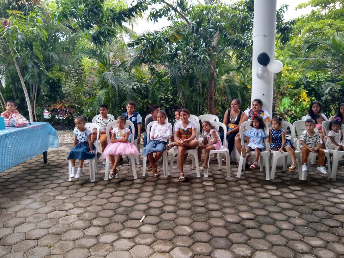 aragonhuatulco's tweet photo. En días pasados @IniciativaHux junto a la @CROC_Nacional y @canirac entregamos constancias y regalos a los niños que con gusto se inscribieron al curso de verano! #Huatulco #ProyectandoValores https://t.co/AzRKph632R