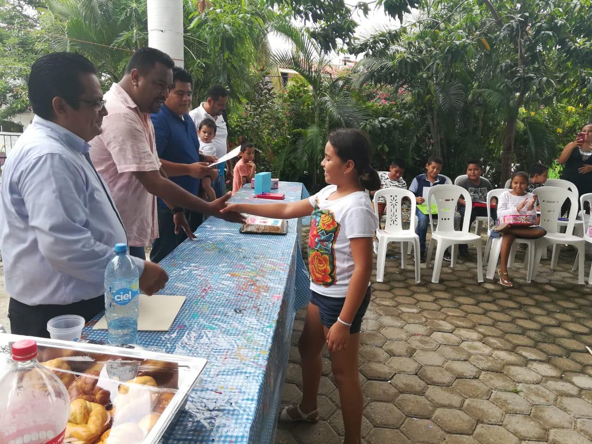 aragonhuatulco's tweet photo. En días pasados @IniciativaHux junto a la @CROC_Nacional y @canirac entregamos constancias y regalos a los niños que con gusto se inscribieron al curso de verano! #Huatulco #ProyectandoValores https://t.co/AzRKph632R