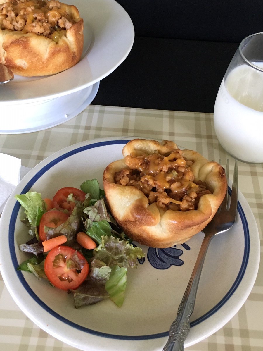 writelane's tweet photo. #ad Day 2 of #Back2School recipes and giveaway Week! BBQ Chicken Cups bake tender ground chicken barbecue in a flaky, #RhodesBread bread cup. Ready in under 30 minutes! #EnterToWin a prize pack from our terrific sponsors! @rhodesbread  https://t.co/3d5jMBVYyw https://t.co/oJB5SsAjXJ