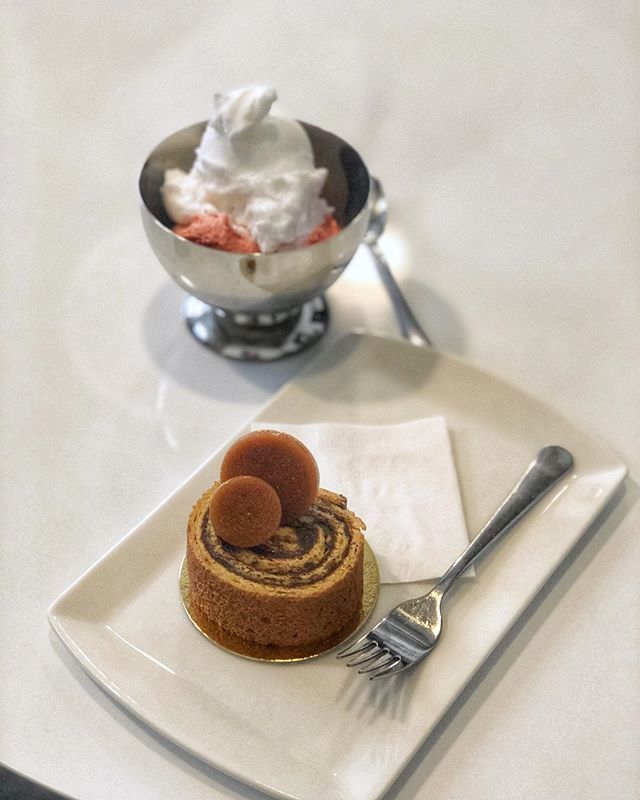 jokuti's tweet photo. One of the very few good Dobos cakes of Budapest (not completely traditional though)
Waiting for the results of the Dobost tests made by @chilivanilia
#jokuti_hungary
#foodie @budapestfoodiemap #dobos #doboscake #dobostorta #hungarianpastry #hungarianfood #magyarkonyha #dob… https://t.co/HtGqCXnIWJ