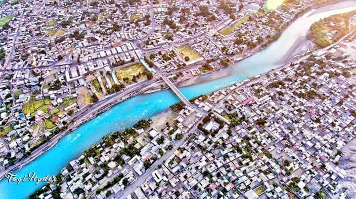 The_North_Blood's tweet photo. the narrow path Structures like Jamia Masjid, Centre Jamat Khana and Shahi Pologround were not constructed in 1930s hence not visible in this picture. The barren land on the opposite side is Konodas, which today is replete with concrete construction.
#Gilgit2K19 @GBpak @gbeepk https://t.co/W71KHfEsVN