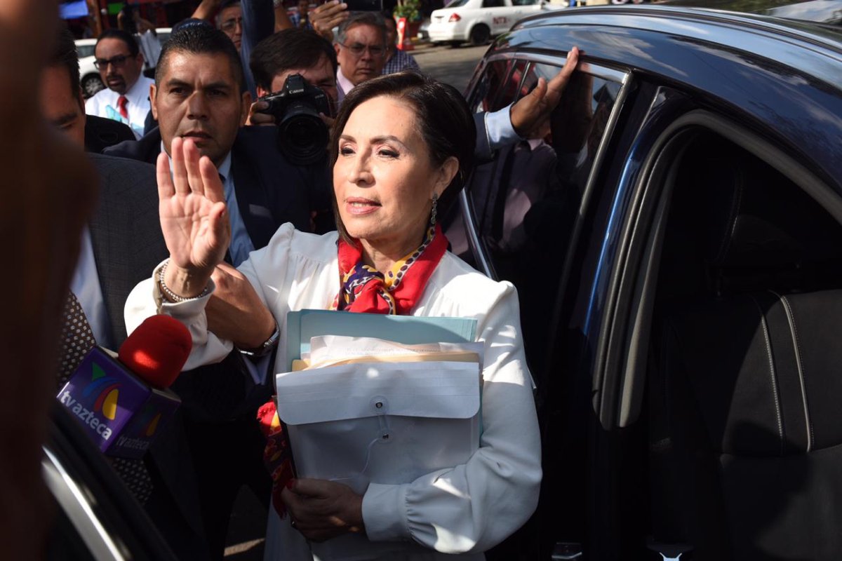 proceso's tweet photo. Dictan prisión preventiva a @Rosario_Robles_ ; la llevan al penal de Santa Martha Acatitla... https://t.co/KJ4A9KRYOQ https://t.co/o55S4wn5eR