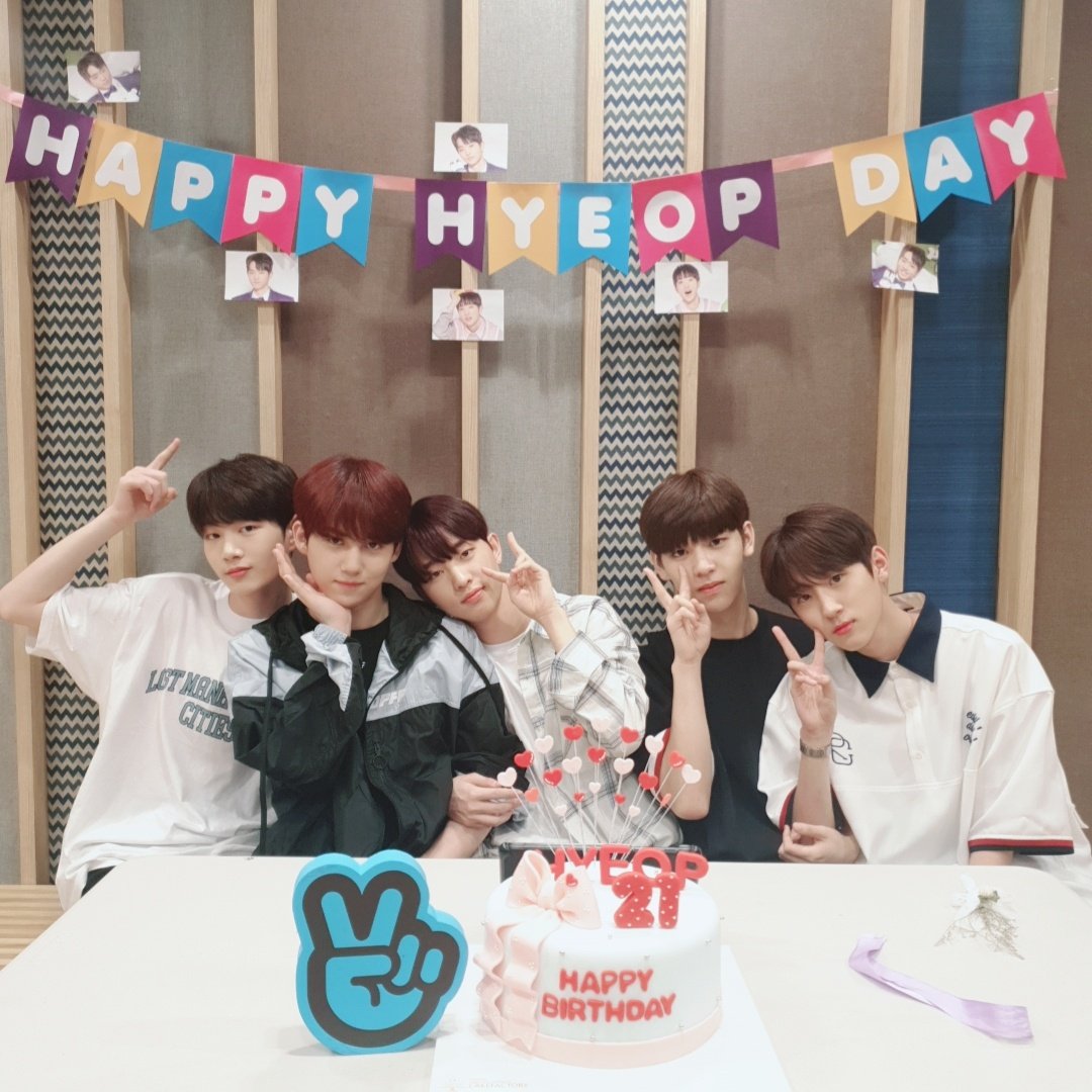 Woollim_rookie's tweet photo. [Woollim Rookie_All]
여러분! 협이의 생일 브이라이브 즐겁게 보셨나요?😘
잠깐이지만 팬분들과 함께 시간을 보내 협이에게 의미있는 생일로 남을 것 같습니다😊
여러분이 주신 사랑만큼 행복을 드릴 수 있는 울림즈가 될테니 기대 많이 해주세요!

#woollim #울림 
#이협 #윤성 #창욱 #동윤 #민서 https://t.co/OegqS1Eo61