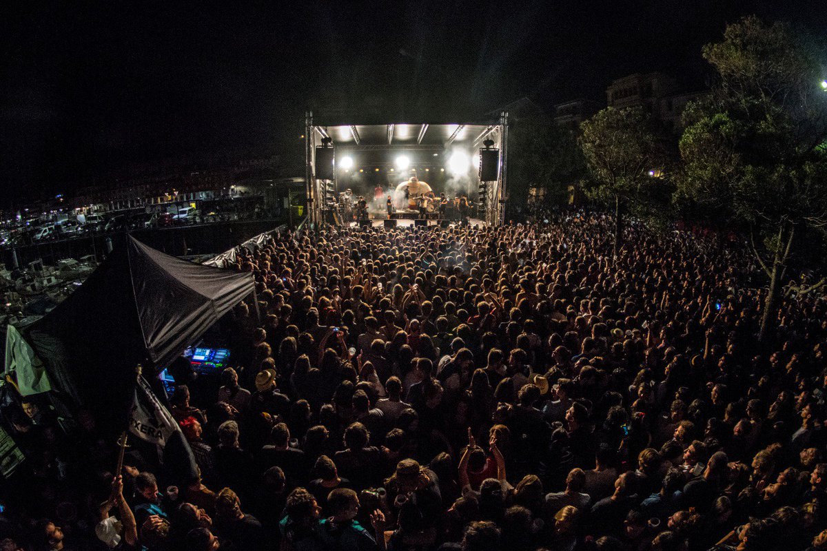 ZeEsatek's tweet photo. AMAITU DA!

Eskerrik asko azken kontzertuan, modu batera zein bestera, egon zinetenei eta 10 urte hauek oparitu dizkiguzuen guztioi!

@ZeEsatek

📸Josetxo Perez https://t.co/AcnHzHLb6Y