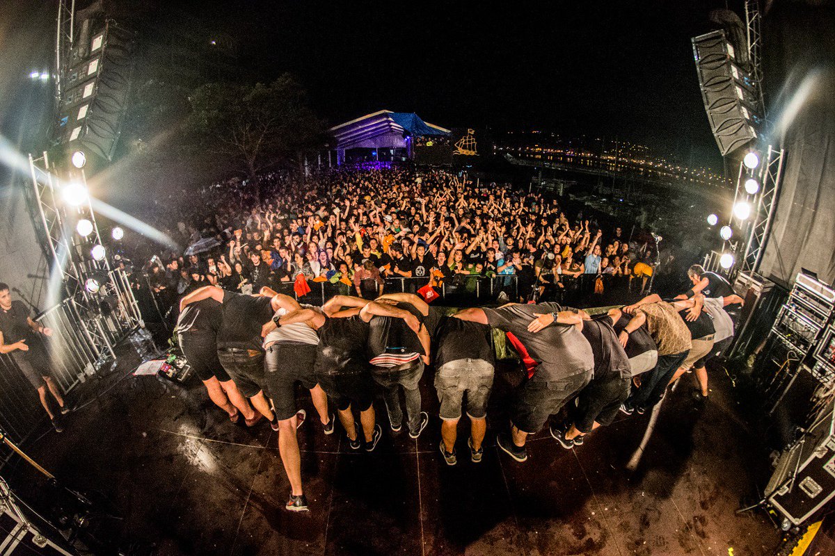 ZeEsatek's tweet photo. AMAITU DA!

Eskerrik asko azken kontzertuan, modu batera zein bestera, egon zinetenei eta 10 urte hauek oparitu dizkiguzuen guztioi!

@ZeEsatek

📸Josetxo Perez https://t.co/AcnHzHLb6Y