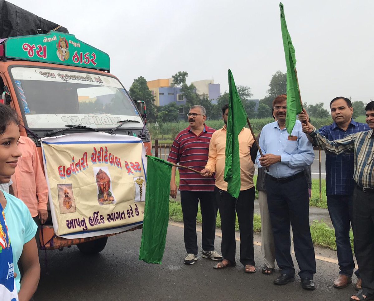 કુકરમુંડા તાલુકામાં ભારે વરસાદને કારણે રાજપુર, તુલસા, કેવડામોઇ, વડપાડાનેસુ ગામનાના કુલ ૨૬૫ અસરગ્રસ્ત પરિવારો માટે ધન્વંતરી ચેરીટેબલ ટ્રસ્ટના સહયોગથી ફુડ પેકેટ, વાસણ, કપડા તથા ઘરવખરી લઇ જતા ટ્રકોને લીલી ઝંડી આપી રવાના કર્યા.<a href="/pkumarias/">Pankaj Kumar</a> <a href="/CMOGuj/">CMO Gujarat</a>