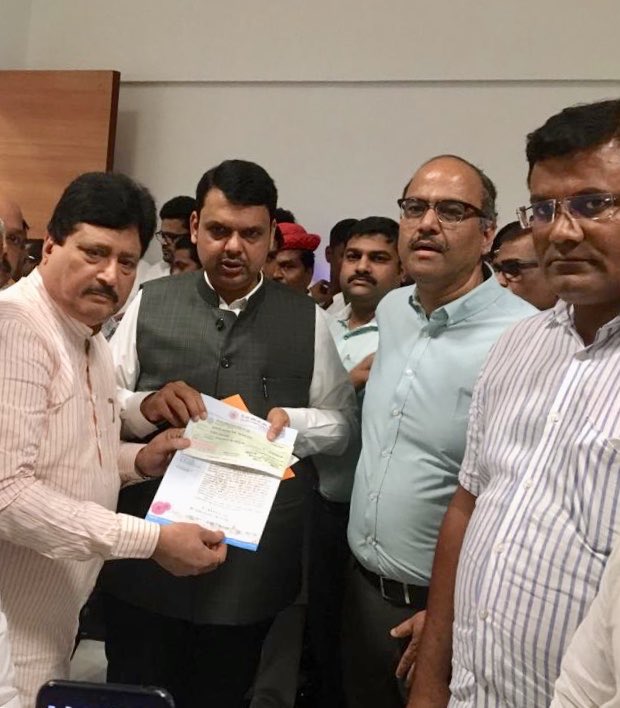 Dev_Fadnavis's tweet photo. Thank You Vishwas Pathak for contribution of ₹5,00,000/- towards #CMReliefFund #MaharashtraFloods ! https://t.co/2OogAFZqgM
