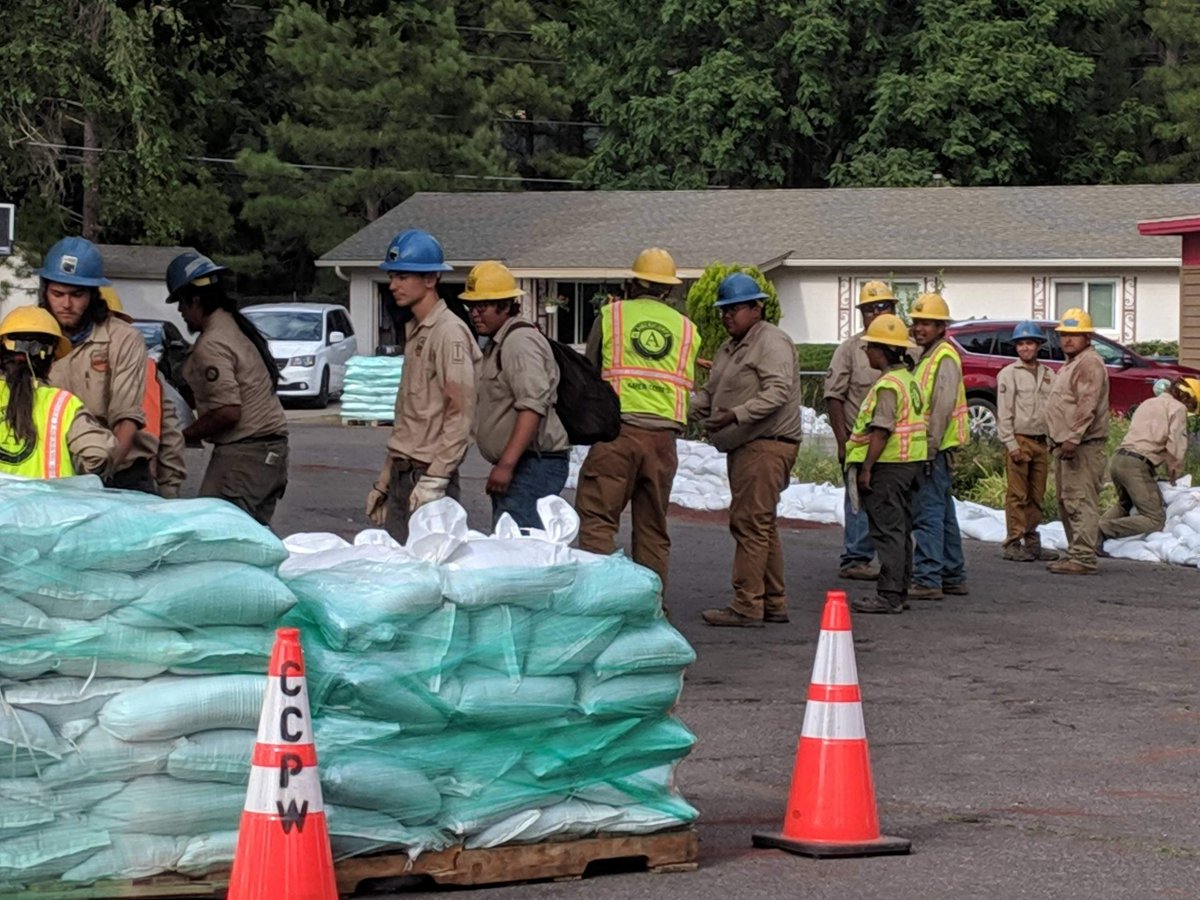 AmeriCorps's tweet photo. #Flagstaff, AZ resident Sharon Tewksbury-Bloom praised @AZCC101 @AmeriCorps members for building sandbag walls to prepare for possible flooding due to the #MuseumFire 🔥. 

"They were hard-working and collaborative," she said. "Seeing the AmeriCorps logo was comforting." https://t.co/WbfGAeOszy