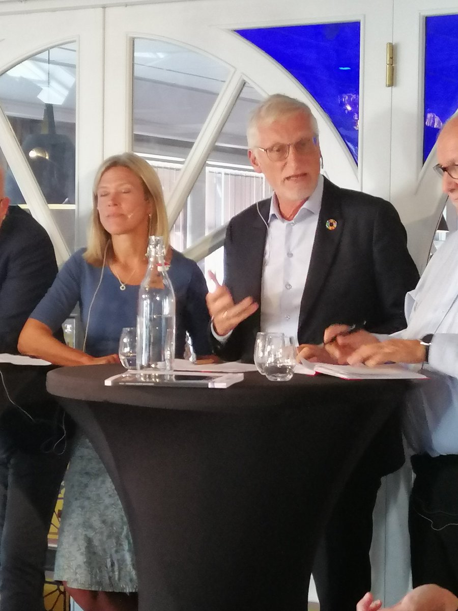 FredHaaberg's tweet photo. @noradno direktør @JonLomoy på seminar om Skatt, Statsbygging og Sårbare stater under #arendalsuka2019: Den typiske fattige verdensborger er i ferd med å bli afrikanisert https://t.co/Z6ThdZeSWR