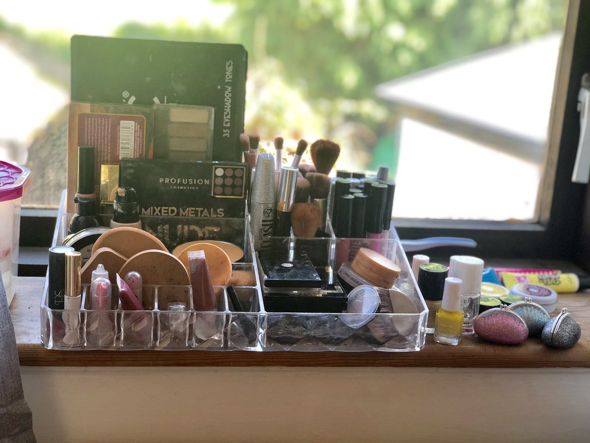 Now iv cleaned out my makeup 💄 holder I didn’t realise I had soo many hehe I love make up it makes me feel happy