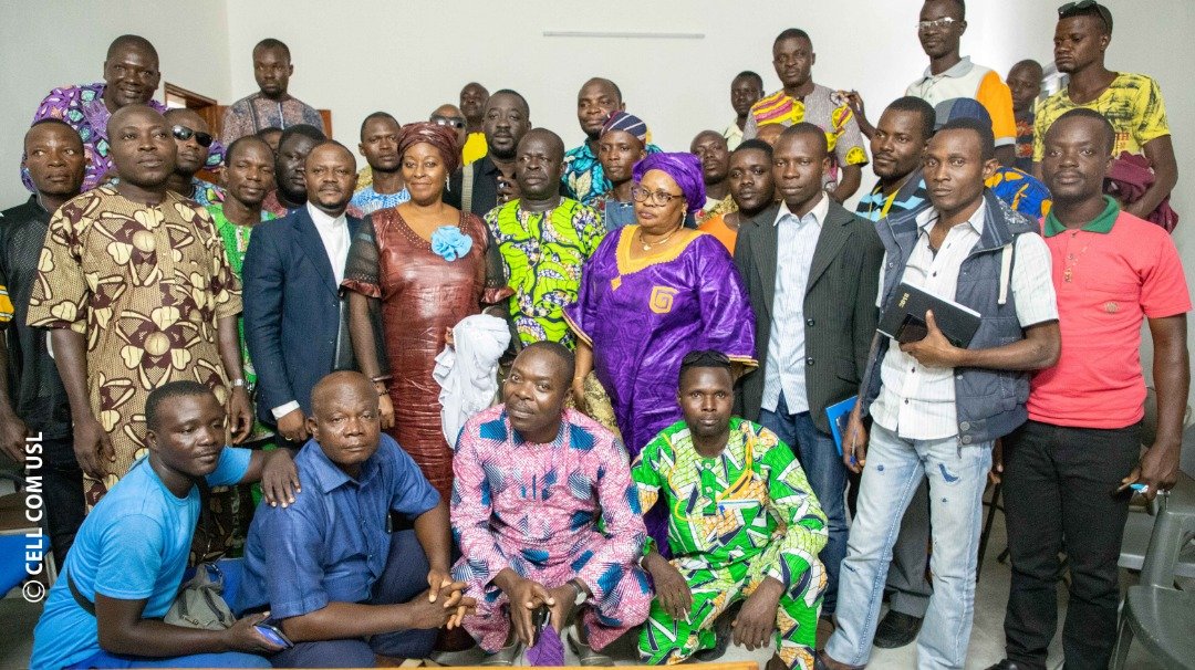 uslbenin's tweet photo. L'#USL poursuit ses consultations entreprises avec ses bases .
Une délégation, conduite par le Secrétaire Général du parti a, tout en recevant les nombreuses doléances des militants et sympathisants, réussi à trouver les mots justes pour rassurer la famille #USL. https://t.co/k2JzPVEZjz