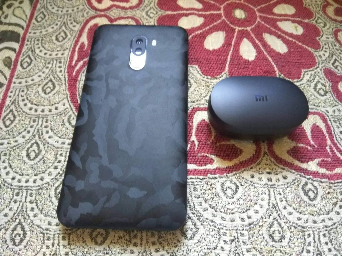 John9999999John's tweet photo. Nd the newbie added to my collection....@alvintse #Mibeardtrimmer
@manukumarjain @MiFCVizag The collection is getting bigger....@cmanmohan 
#miband3 #pocof1 #miairdots #mimask #mibluetoothheadset...Love u @XiaomiIndia 🤩🥰🥰🥰 https://t.co/8Px7UBwBuu