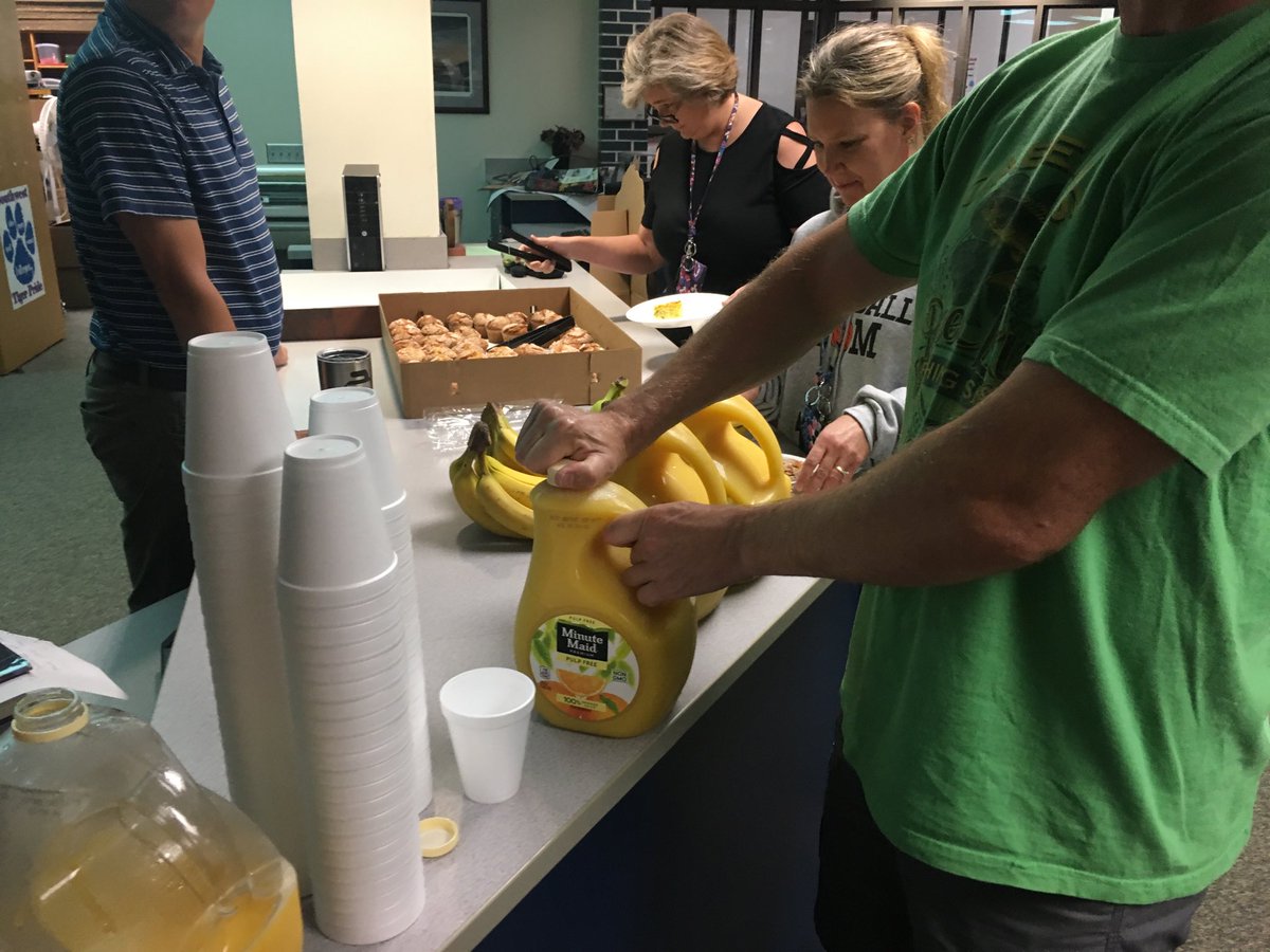 TjdsbTom's tweet photo. Albert Lea MN. Southwest Middle teachers get breakfast...then a morning PD with @TjdsbTom @top20training #keepyourday https://t.co/TKcy90lybn