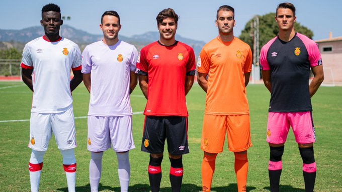 RCD_Mallorca_FR's tweet photo. Le club a fini son contrat avec #Betpoint et recherche un nouveau sponsor. Qu'en pensez-vous ?
Personnellement j'adhère totalement à ce maillot sans sponsors, un peu à l'ancienne et plutôt sobre. Ça fait bizarre mais un maillot ne doit pas être une campagne de pub selon moi. https://t.co/3MLBgLdpiY