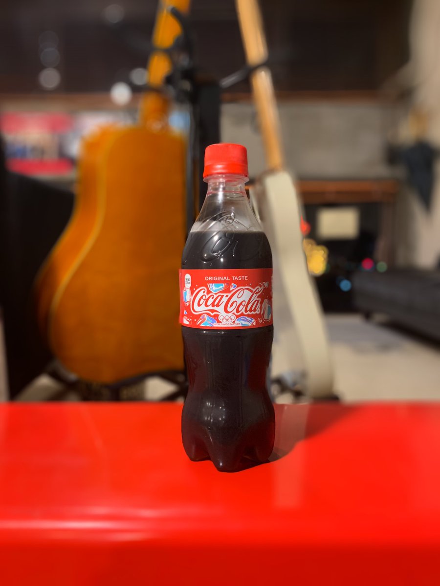 ASB_gt_vo's tweet photo. 夏季限定でコカコーラ始めました。
冷えてます。
ひゃくごじゅうえんです。
#RSESTUDIO https://t.co/5EmHS9RGZj