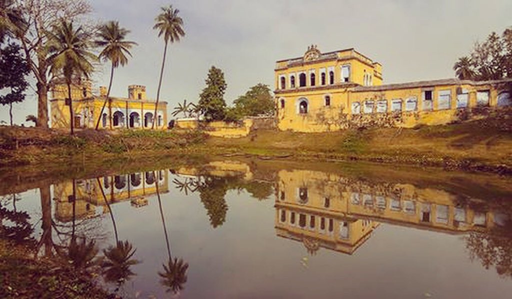 VisitKendrapada's tweet photo. The present day Aul Palace was established in the year 1590 A.D. and since then has been the Royal Residence of its succeeding Rulers consisting of 19 generations till the present day.

#heritage #culture #VisitKendrapara #royal 

📸 Orissa Diary https://t.co/hy2YidMukU