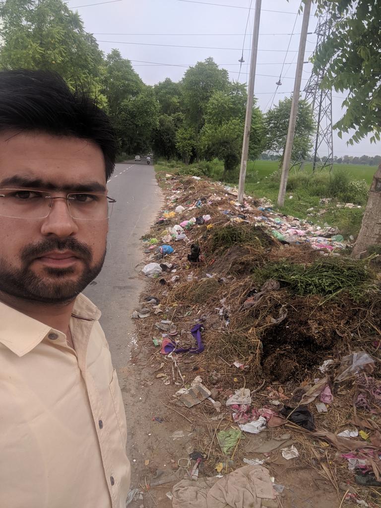 AbhiAhlawat's tweet photo. #SelfieWithGarbage
Polythene bags from this garbage heap next to my door (Tohana Road Kullan) have now started flying into my premises.
Giving multiple gentle reminders since months to local authorities to clean this place but not getting any response.
@mlkhattar
@AshokTanwar_INC https://t.co/vsjQry0mYu