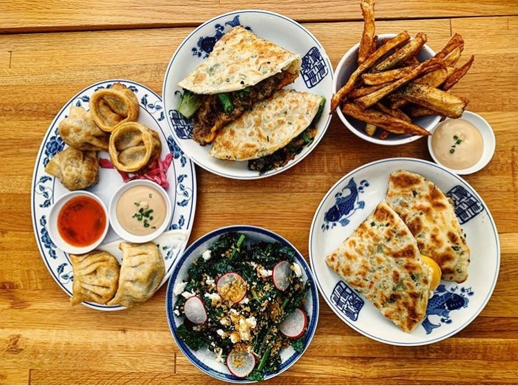 meimeidumplings's tweet photo. When you can't decide which dumplings to eat with your #ScallionPancake sandwich, get the #DumplingParty (2 of each!).
🥟🥟🥟🥟🥟🥟
https://t.co/eiQ3WgCX55 https://t.co/JGgtOn2oME
