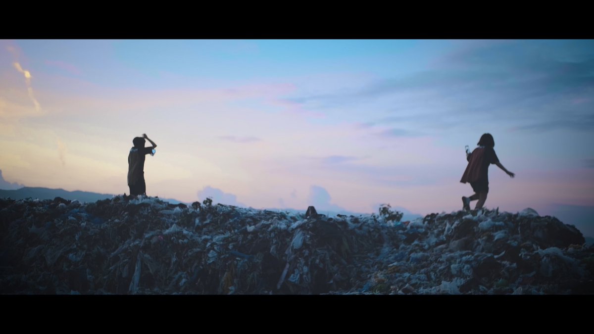 Kazuhito Asai 浅井一仁 このタイミングでアレですが 第三期bisのファーストmv どうやらゾンビのおでまし 作りました 丹羽さんと共同監督 撮影もしました ゴミ山とそこに佇む彼女たちはすこぶる美しかったです 何か心に引っ掛かる作品になったと思い