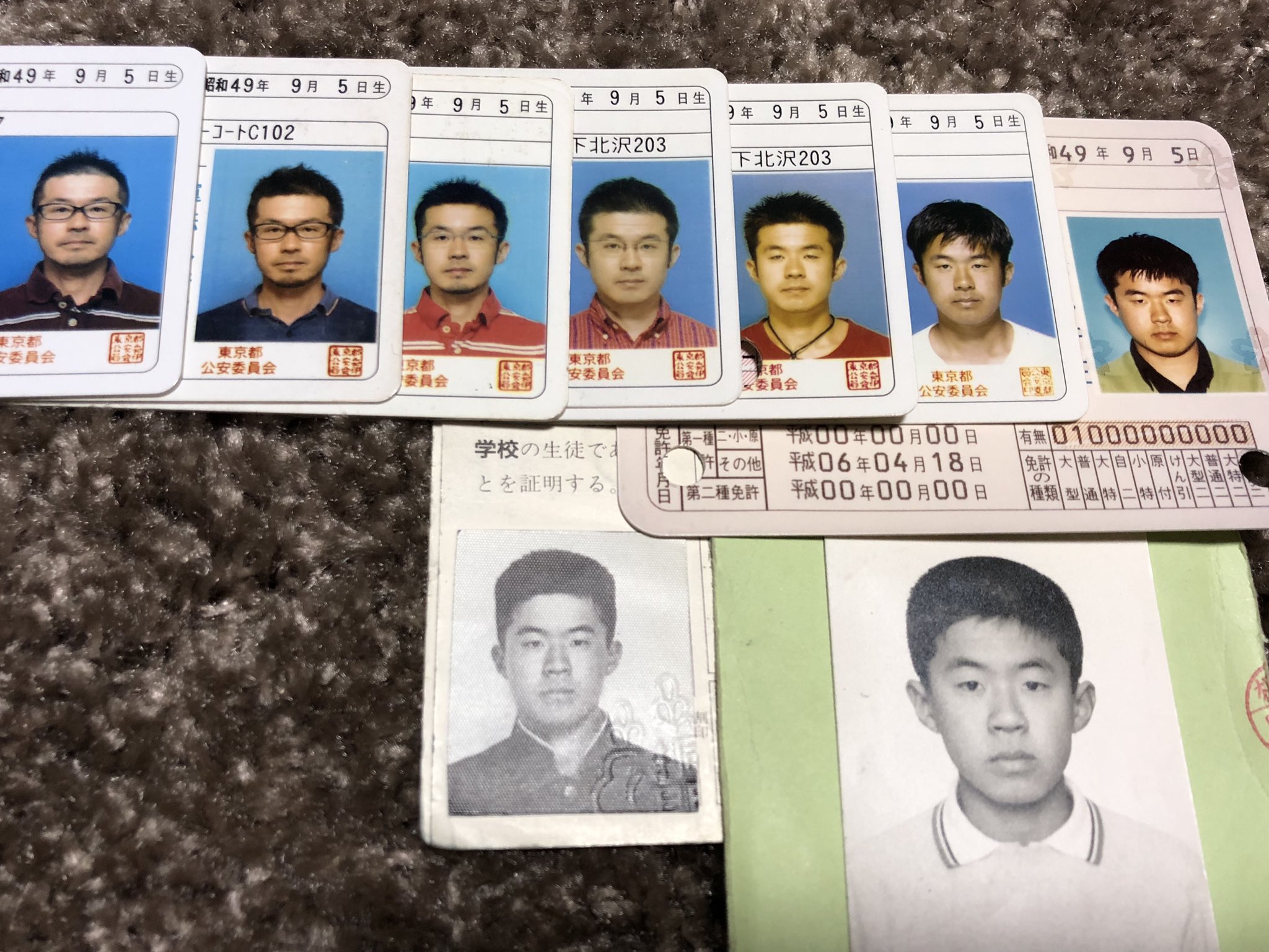 吉野農園 님의 트위터 本日 運転免許証の更新に行って来ました こうやって並べてみると そりゃ歳はとってますわね 面白い ので中学受験時の受験票と高3時の学生証も一緒に保管してます まあ ただの自分大好き人間です しかし 次回の更新は50歳って 運転免許証 吉野農園 님의 트위터 本日 運転免許証の更新に行って来ました こうやって並べてみると そりゃ歳はとってますわね 面白い ので中学受験時の受験票と高3時の学生証も一緒に保管してます まあ ただの自分大好き人間です しかし 次回の更新は50歳って 運転免許証